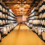 Tonneaux dans la cave d'un domaine viticole